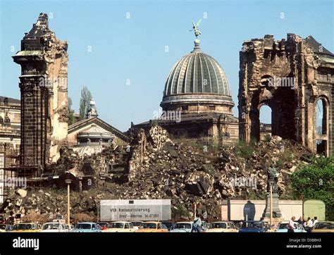dpa dateien ein blick auf die ruinen der zerstoerten frauenkirche