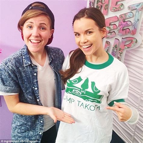 gay youtubers hannah hart and ingrid nilsen confirm relationship daily mail online