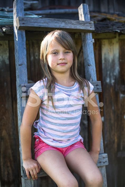 portret Ładne dziewczynki w pobliżu wiejskiej rezydencji zdjęcia