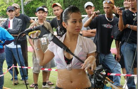 foto hot para cewek cantik basah basahan pada pameran motor di kuala lumpur bodrex caem