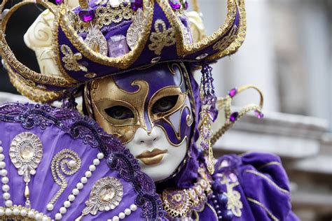 che materiale erano fatte le prime maschere del carnevale  venezia