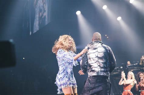 jay z surprises beyonce with onstage kiss watch the