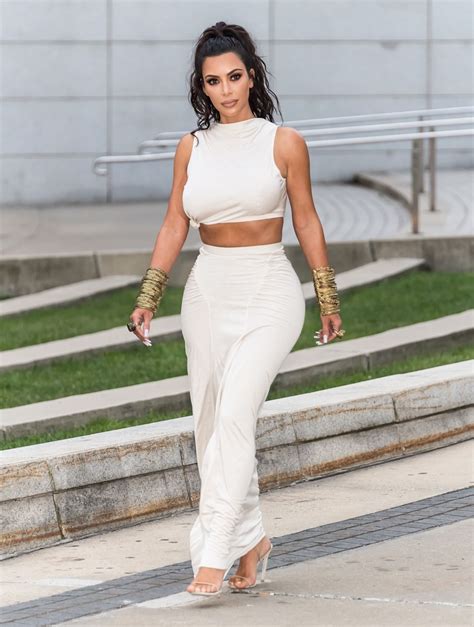 facts kim kardashian wins ‘fashion influencer award but admits she s shocked since she s