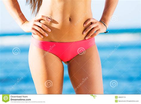 vrouw met een mooi bikinilichaam stock foto afbeelding