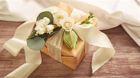 top   luxurious wedding gift ideas  wealthy couple