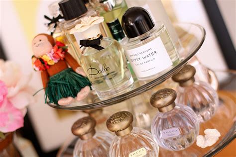 a sweet way to display your perfumes use a cake stand
