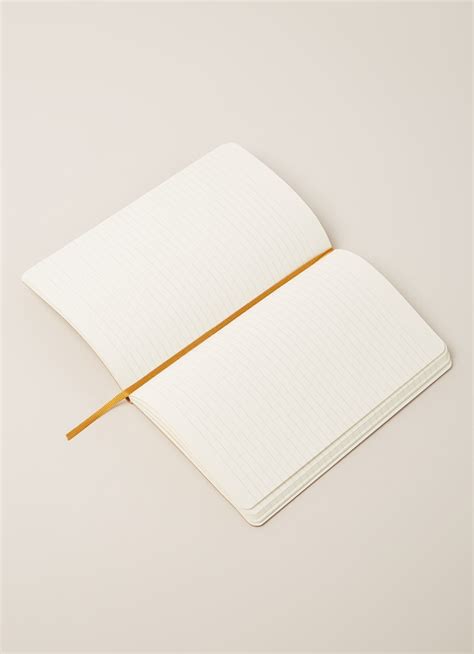 moleskine classic leather gelinieerd notitieboek    cm mosterd de bijenkorf
