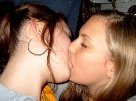 teen girls french kissing xxx photo