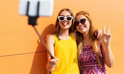 people who post lots of selfies are viewed by others as self absorbed
