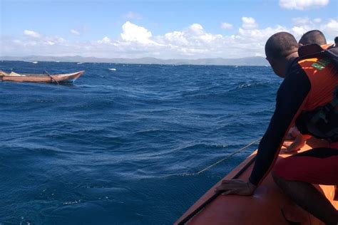 foto nelayan  pulau buru terombang ambing  laut  perahu