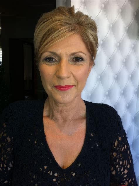Beautiful Look For A More Mature Woman Especially The Lipstick Brings
