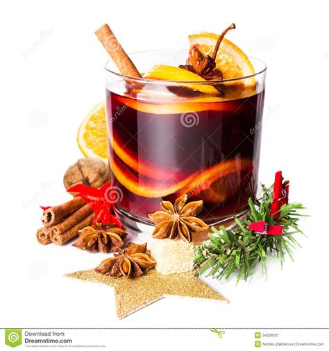 glas mit heißem rotem glühwein für winter und weihnachten mit ora stockbild bild von niemand