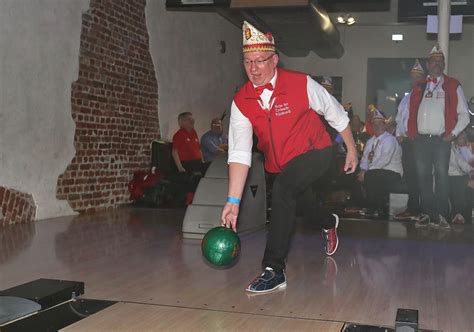 Im Neustädter Bowlingcenter Toben Oberbergs Jecken Oberberg Aktuell