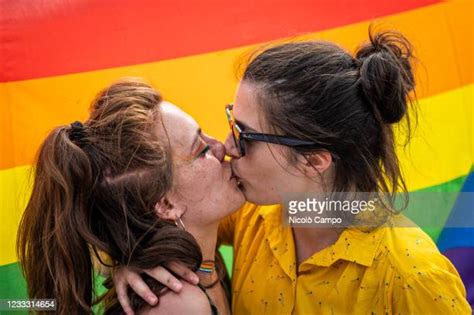 rainbow kiss photos et images de collection getty images