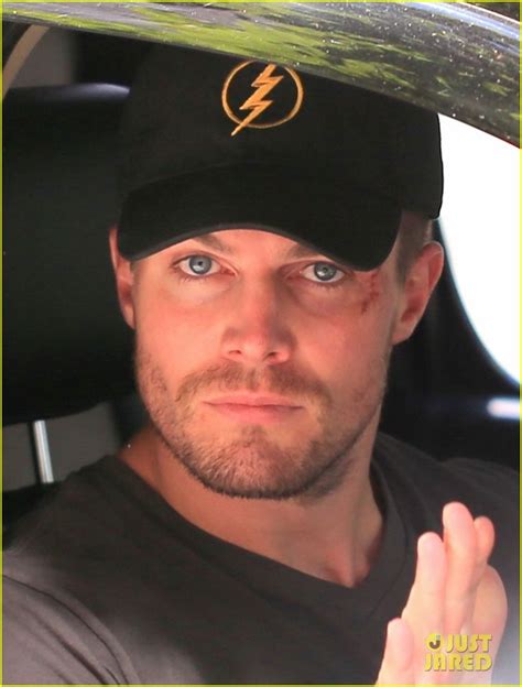 Stephen Amell Back On Arrow Set After Comic Con Weekend Stephen
