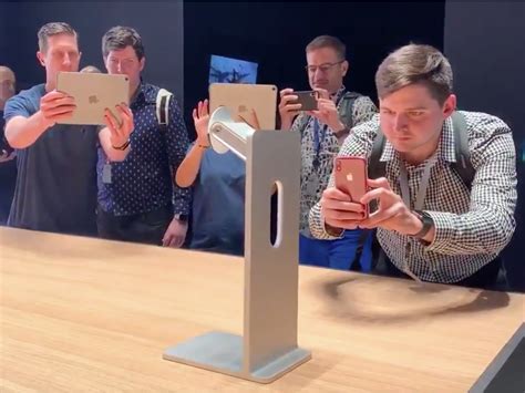 apples  stand   pro display costs  astounding