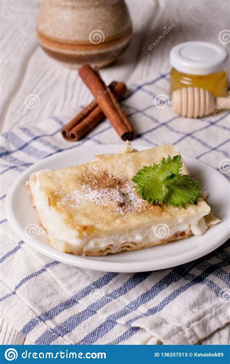 a polish cream pie made of two layers of puff pastry