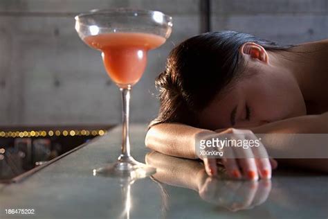 Passed Out Drunk Woman Fotografías E Imágenes De Stock Getty Images