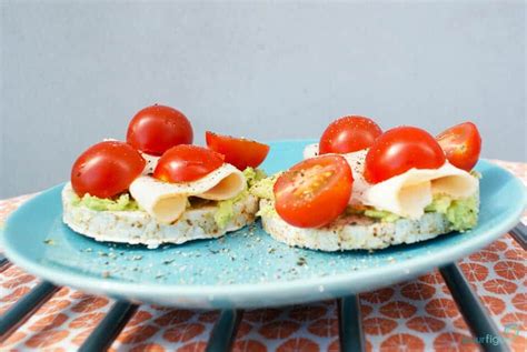rijstwafels met kipfilet avocado en tomaat recept puur figuur gezonde recepten gezond eten
