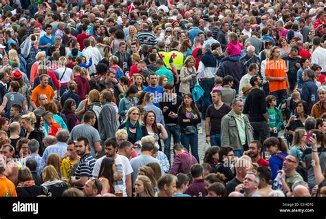 publikum viele menschen auf engstem raum auf einem festival stockfoto
