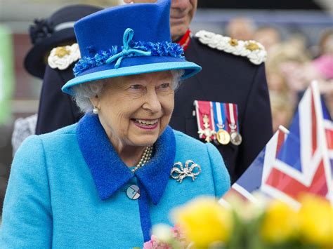 queen elizabeth ii becomes longest reigning monarch