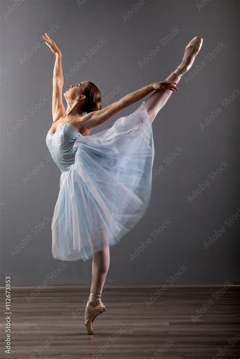 obraz na plotnie young ballerina  ballet pose classical dance balet baletnica tancerz