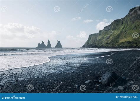 strand met zwart zand met vreemde rotsformaties  zee stock foto image  dramatisch mooi