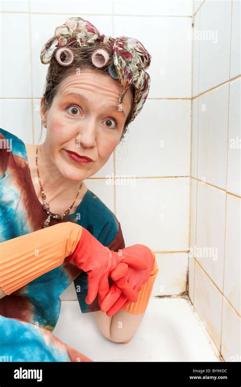 lustige frau schmutzige dusche reiniger stockfotografie alamy