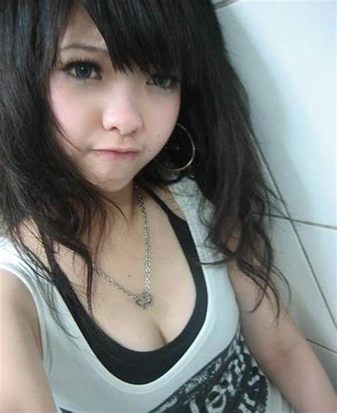 중국 인형 소녀 화장 속옷 셀카… 막나가는 중학생