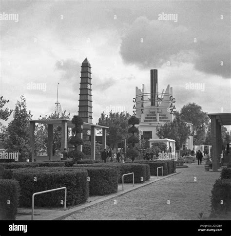 Ein Blick Auf Die Expo 1937 In Paris Frankreich Hier Schlendern Die
