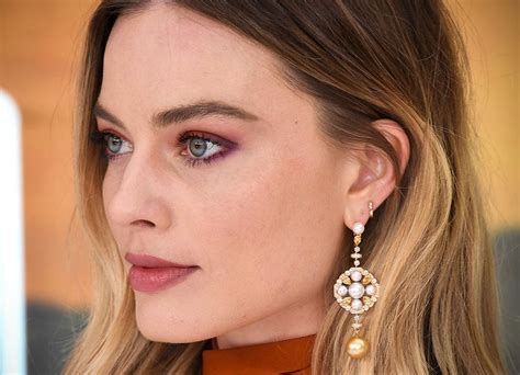 Margot Robbie Nails The Best Shadow Look Ever For Blue Eyes