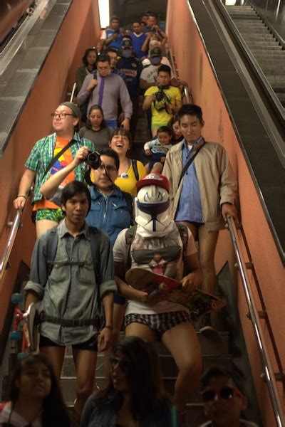 nopantsmx miles de personas viajan en el metro del df sin pantalones fotogalerÍa