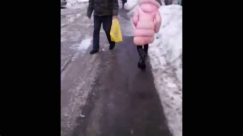 Девочка гуляет в маменых сапогах по улице youtube