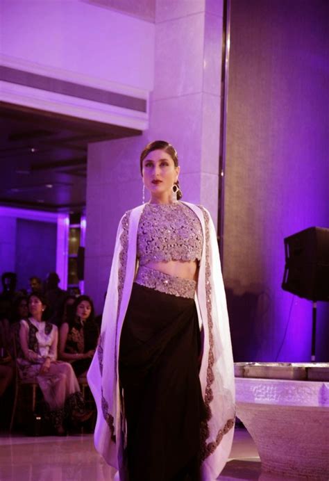 kareena kapoor looks smoking hot as she walks ramp for anamika khanna at lakme fashion week 2015