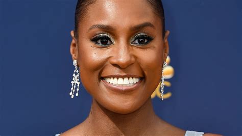 Issa Rae S 2018 Emmy Awards Look Has Over 3 000 Crystals Because She