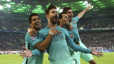 barcelona pakt uit met originele ploegfoto voetbal voetbalnieuws