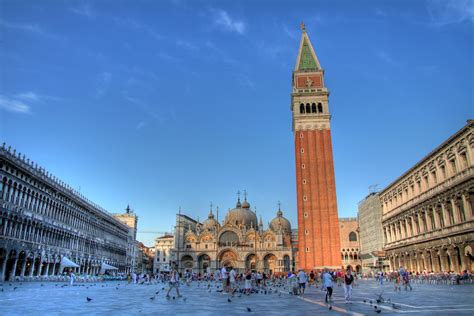 piazza san marco venice play   hundreds  pigeons traveldiggcom