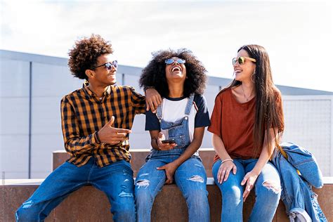 group of happy friends having fun in the street del colaborador de