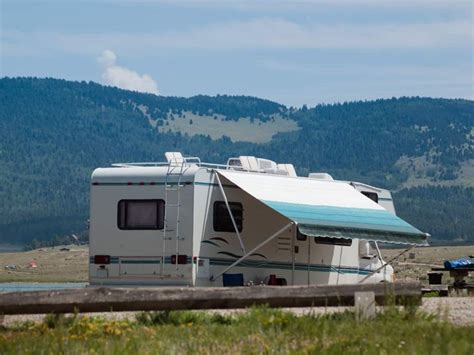 choosing  retractable awning   rv travel trailer living