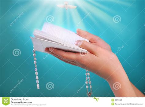 de eerste heilige kerkgemeenschap met gebedboek  handen stock afbeelding image  meisje