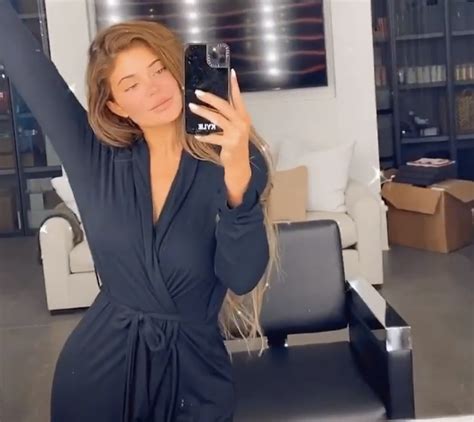 kylie jenner posted a very rare selfie without makeup 3