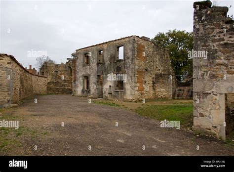 ruinas oradour sur glane lemosin francia fotografia de stock alamy