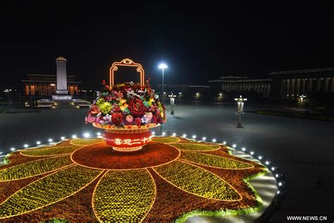 بمناسبة العيد الوطنى عرض سلة عملاقة من الزهور والفواكه فى قلب بكين