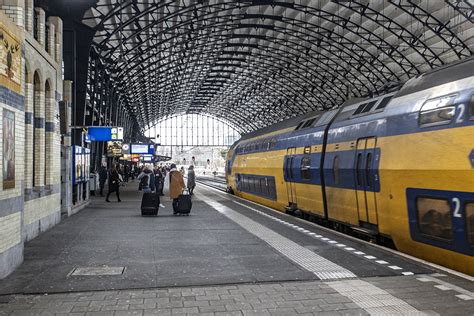 man  trekt broek uit en wurgt conductrice  trein naar haarlem