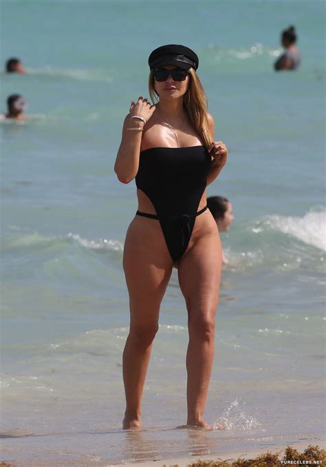 larsa pippen exposing her huge butt while tanning on a beach