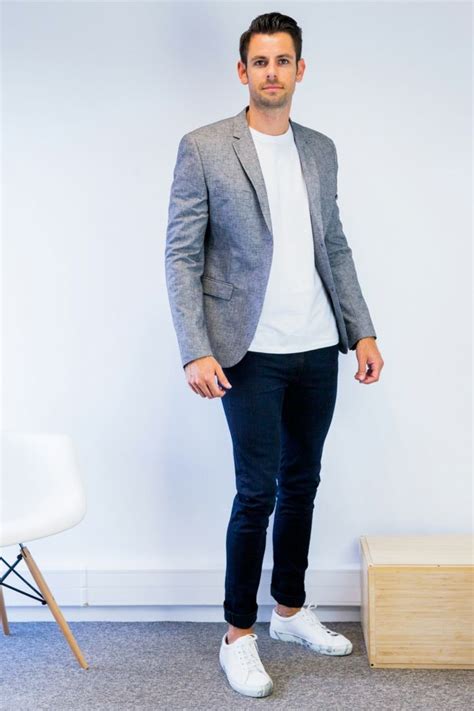 abbigliamento business casual uomo jeans t shirt bianca blazer grigio sneackers bianche in 2019