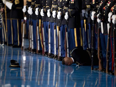 us army honour guard passes out during president barack obama s