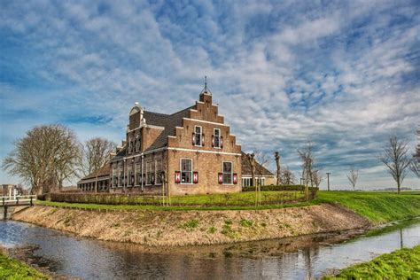 historische boerderij  friesland nabij witmarsum van harrie muis op canvas behang en meer