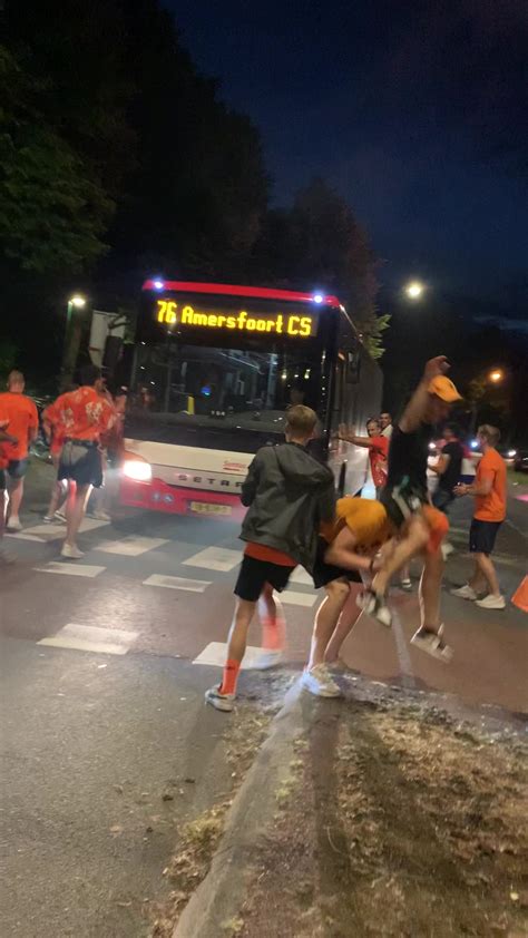 dumpert bus wordt doorgeschud door feestvierende spakenburgers