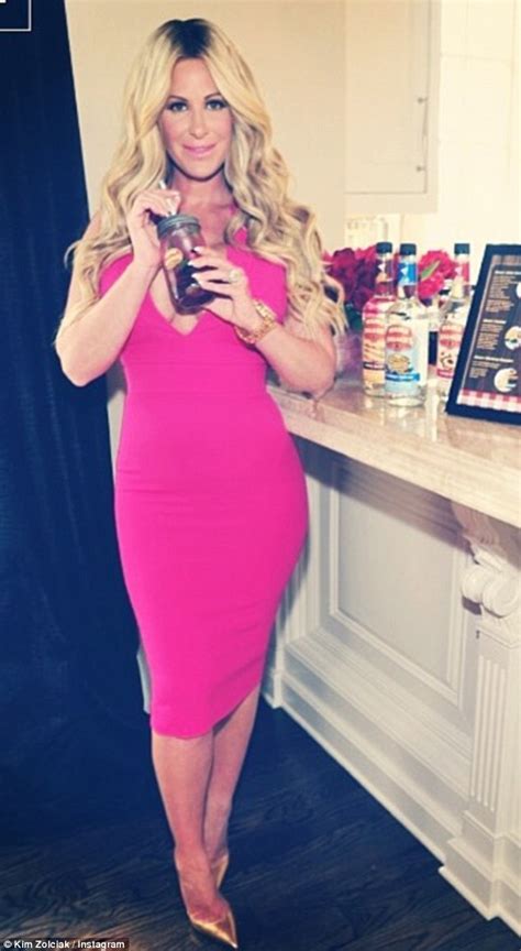 kim zolciak shows off tiny waistline as she plugs new cleanse daily